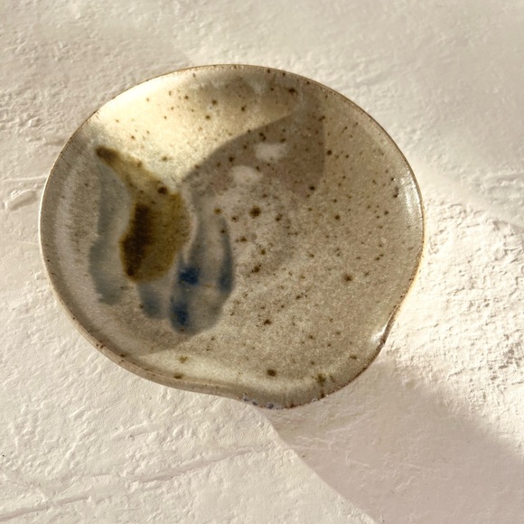 BEAUTIFUL BOHO ORGANIC HANDMADE SIGNED STUDIO POTTERY SPOON REST MID-CENTURY EUC - Picture 1 of 7